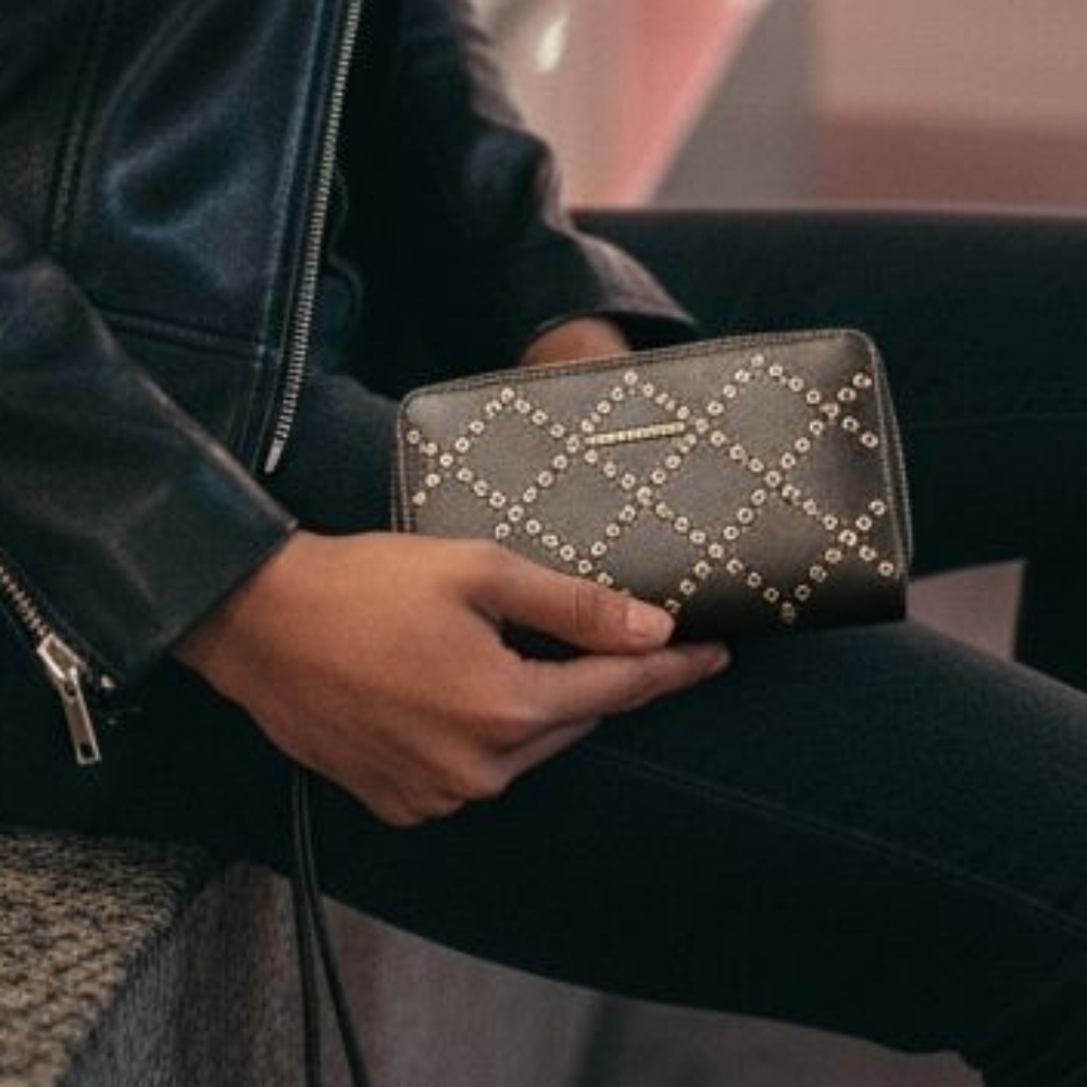 ✨️NWOT! Michael Kors Black Wristlet with Gold Accents - Picture 6 of 16
